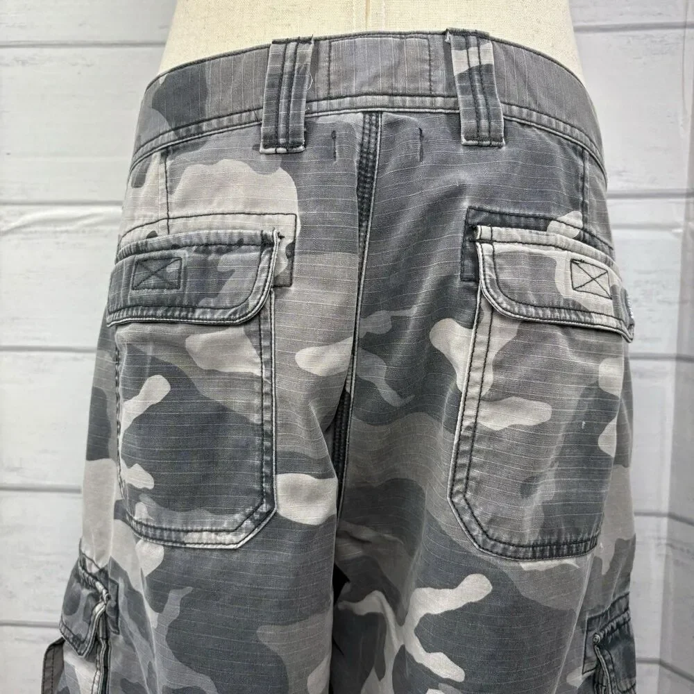 The North Face Men's Size 38 R Cargo Shorts Camouflage Pockets 11'' Inseam Gray